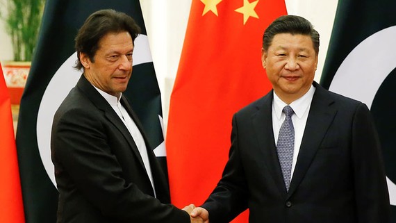Chinese President Xi Jinping, right, greets Pakistani Prime Minister Imran Khan in Beijing, in November 2018. Khan must balance ties with Beijing and acting to protect public health in Pakistan.   © Reuters