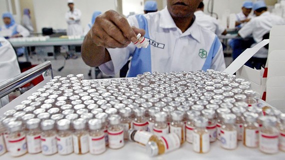 A worker packs polio vaccine vials in Bio Farma's factory: the company is the largest vaccine manufacturer in Southeast Asia.   © Reuters