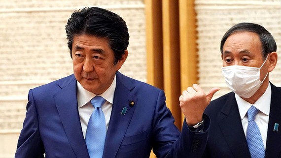 Thủ tướng Nhật Bản Shinzo Abe, trái, và Chánh văn phòng Nội các Yoshi DA Suga đã nhấn mạnh mối quan tâm của Tokyo về tình hình ở Hồng Kông. © Reuters