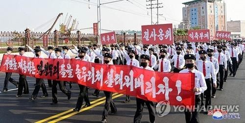 Người Triều Tiên biểu tình phản đối những người Triều Tiên đào tẩu ở Hàn Quốc thả truyền đơn chống phá Bình Nhưỡng. Ảnh: Yonhap