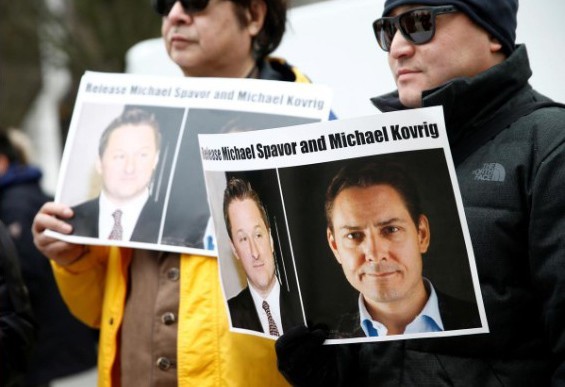Một số người Canada kêu gọi Trung Quốc thả Michael Spavor và Michael Kovrig khi phiên điều trần dẫn độ của bà Mạnh Vãn Châu diễn ra tại Tòa án tối cao ở Vancouver, Canada, ngày 6/3/2019. ảnh: REUTERS