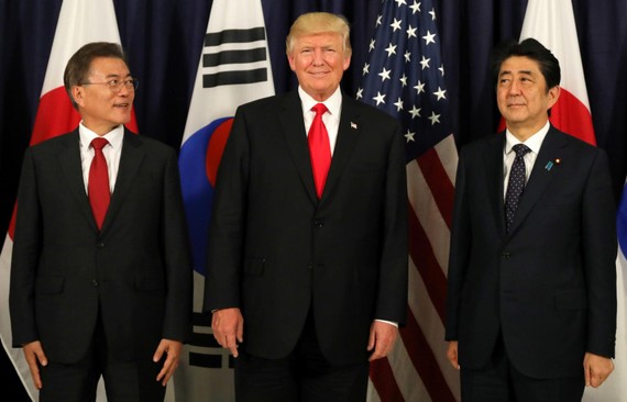 Năm 2017, Tổng thống Hoa Kỳ Donald Trump gặp Tổng thống Hàn Quốc Moon Jae-In và Thủ tướng Nhật Bản Shinzo Abe tại hội nghị thượng đỉnh G-20 tại Hamburg, Đức. Ảnh: REUTERS