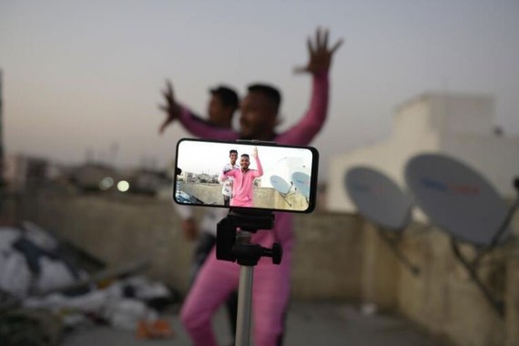 Người dùng quay video trên ứng dụng di động TikTok tại Hyderabad, Ấn Độ. (Ảnh: AFP).