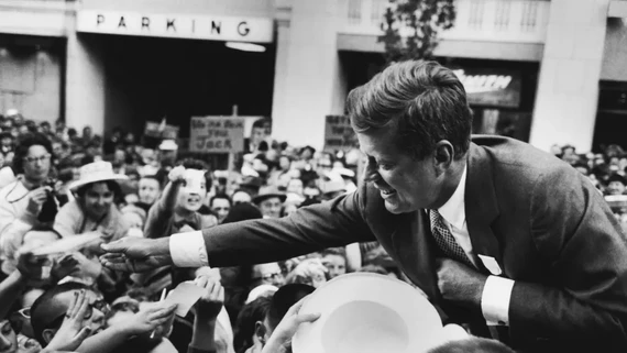 Thượng nghị sĩ Massachusetts John F. Kennedy bắt tay một đám đông ở Seattle sau bài phát biểu của ông vào ngày đầu tiên của chiến dịch tranh cử tổng thống. (Hình ảnh: © Ted Spiegel / CORBIS / Corbis qua Getty Images)