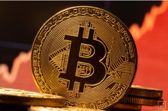 Một hình đại diện của tiền ảo Bitcoin được nhìn thấy phía trước biểu đồ chứng khoán trong hình minh họa này được chụp vào ngày 19 tháng 11 năm 2020. REUTERS / Dado Ruvic / Illustration / File Photo