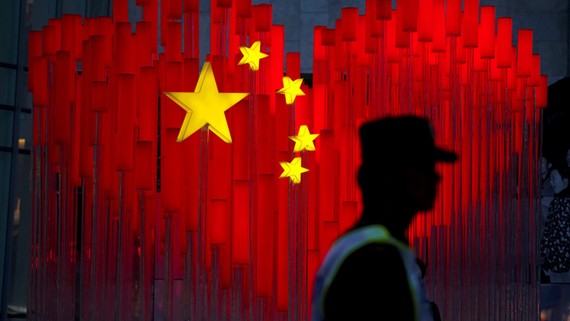  Một lá cờ Trung Quốc hình trái tim được cắm trước lễ kỷ niệm 70 năm thành lập nước Cộng hòa Nhân dân Trung Hoa được nhìn thấy trên một con phố ở Thượng Hải, Trung Quốc năm 2019. Ảnh: REUTERS/Aly Song