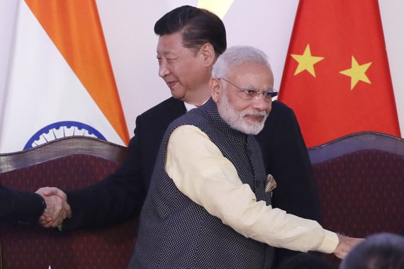  Chủ tịch Trung Quốc Tập Cận Bình và Thủ tướng Ấn Độ Narendra Modi. Ảnh: AP
