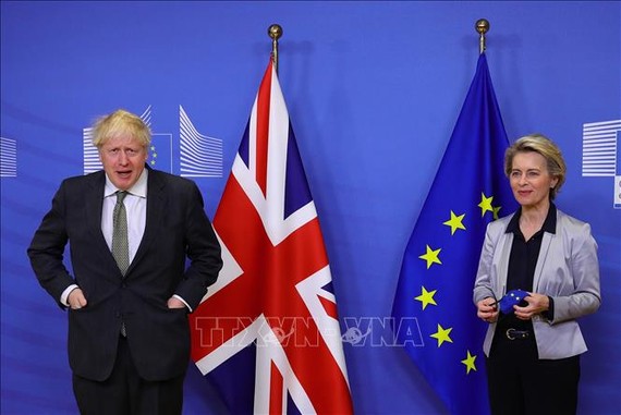 Thủ tướng Anh Boris Johnson (trái) và Chủ tịch Ủy ban châu Âu Ursula von der Leyen tại cuộc gặp ở Brussels, Bỉ ngày 9/12/2020. Ảnh: AFP/TTXVN