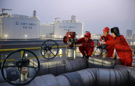 Kỹ thuật viên Sinopec kiểm tra cơ sở khí đốt tự nhiên hóa lỏng (LNG) ở Thiên Tân  Ảnh: China Daily
