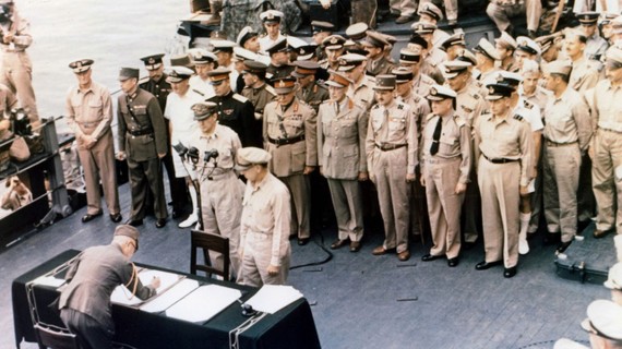 Các đại diện của Nhật Bản đứng trên tàu USS Missouri trước khi ký kết văn kiện đầu hàng kết thúc WWII, 2-9-1945. Nguồn: Universal Images Group qua Getty 