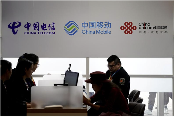 Logo của China Telecom, China Mobile và China Unicom được nhìn thấy trong Hội chợ Nhập khẩu Quốc tế Trung Quốc (CIIE) tại Trung tâm Hội nghị và Triển lãm Quốc gia ở Thượng Hải, Trung Quốc, ngày 5 tháng 11 năm 2018. REUTERS / Aly Song