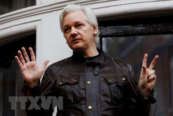Nhà sáng lập trang mạng WikiLeaks, ông Julian Assange tại sứ quán Ecuador ở London, Anh ngày 19/5/2017. (Ảnh: Reuters/TTXVN)