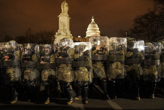 Lực lượng vệ binh bảo vệ khu vực trước Quốc hội Mỹ. (Ảnh: AP)