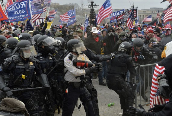 Cảnh sát chặn người biểu tình cố gắng vượt qua hàng rào an ninh để xâm nhập tòa nhà Quốc hội Mỹ ở Washington, DC ngày 6/1/2021. Ảnh: AFP/TTXVN