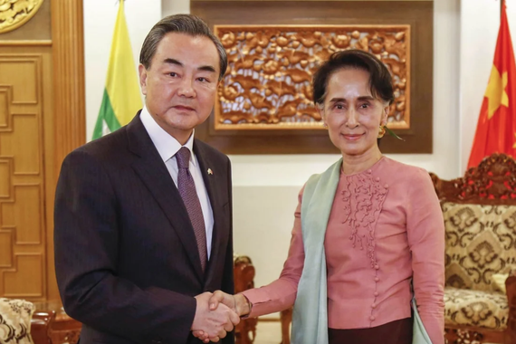  Bộ trưởng Ngoại giao Trung Quốc Vương Nghị với bà Aung San Suu Kyi Cố vấn nhà nước Myanmar trong chuyến thăm trước đó. Ảnh: Xinhua