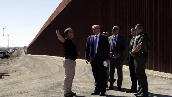 Tổng thống Donald Trump thăm một phần của bức tường biên giới phía nam, Thứ Tư, ngày 18 tháng 9 năm 2019, ở Otay Mesa, California. (Associated Press)