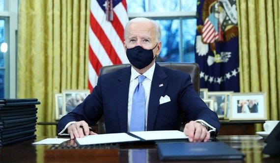 Ngày 20/1, Tân Tổng thống Mỹ Joe Biden ký hàng loạt sắc lệnh hành pháp đảo ngược chính sách của người tiền nhiệm. (Nguồn:abcnews)