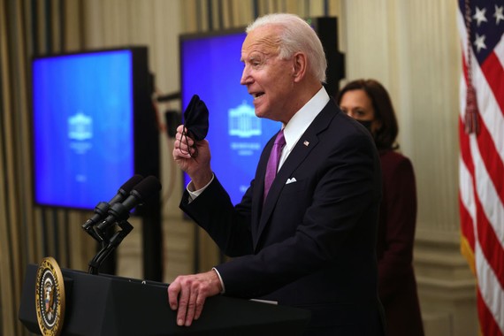 Joe Biden giơ khẩu trang khi Kamala Harris xuất hiện trong một sự kiện tại Phòng ăn Nhà nước của Nhà Trắng ngày 21 tháng 1 năm 2021 ở Washington, DC. (Ảnh của Alex Wong / Getty Images)