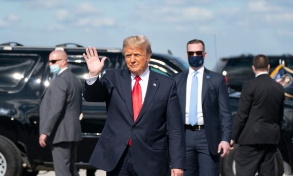 Ông Donald Trump vẫy tay chào sau khi hạ cánh xuống Sân bay Quốc tế Palm Beach ở West Palm Beach Fla., Vào ngày 20 tháng 1 năm 2021. (Alex Edelman / AFP qua Getty Images)