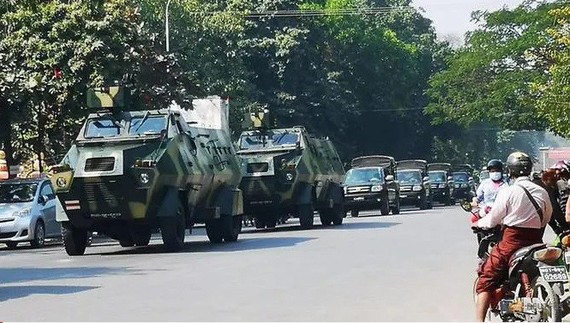 Đoàn xe quân sự đi trên đường phố ở Myanmar sau cuộc đảo chính ngày 2/2. (Ảnh: Reuters)
