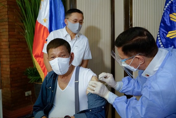 Tổng thống Philippines Rodrigo Duterte được tiêm ngừa vắc xin chống COVID-19 ngày 3-5 - Ảnh: REUTERS