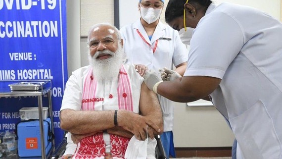 Thủ tướng Narendra Modi tiêm vaccine Covid-19.