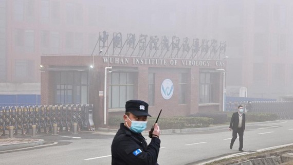 Nhân viên an ninh bên ngoài Viện Virus học Vũ Hán. Ảnh: Reuters.