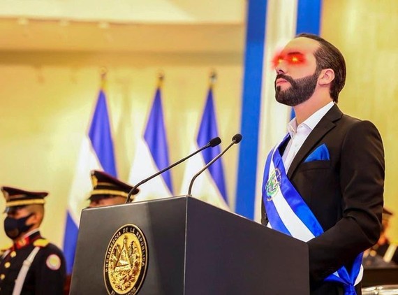 Tổng thống El Salvador Nayib Bukele đã thay ảnh đại diện mắt laser để ủng hộ Bitcoin trên trang twitter.