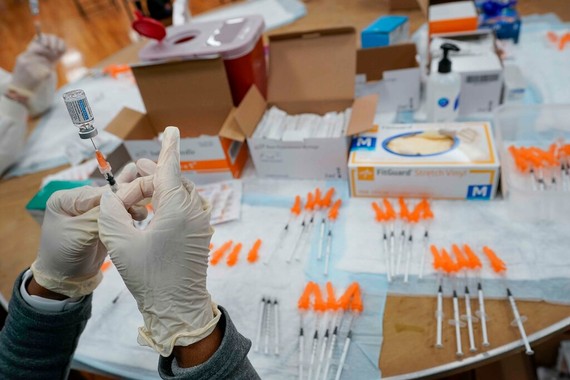 Chuẩn bị vắc-xin coronavirus Johnson & Johnson ở Đảo Staten vào tháng 4. @ Mary Altaffer / Associated Press