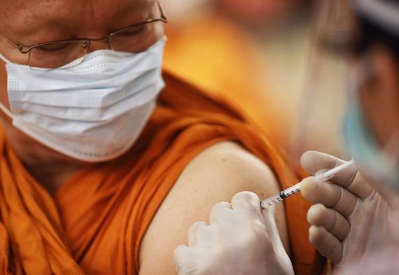 Một nhà sư tiêm phòng vaccine Covid-19 tại một bệnh viện ở Bangkok, Thái Lan - Ảnh: Reuters