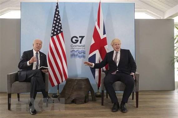 Thủ tướng Anh Boris Johnson (phải) và Tổng thống Mỹ Joe Biden trong cuộc gặp song phương tại Vịnh Carbis, Cornwall (Anh) ngày 10/6/2021. (Ảnh: AFP/TTXVN).