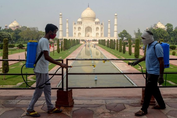 Công nhân làm vệ sinh khuôn viên của đền Taj Mahal. @ Pawan Sharma / AFP / Getty