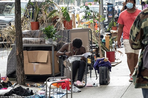 Những người vô gia cư sinh sống trên vỉa hè ở Manhattan hồi năm ngoái. Nguồn ảnh: DailyMail.com