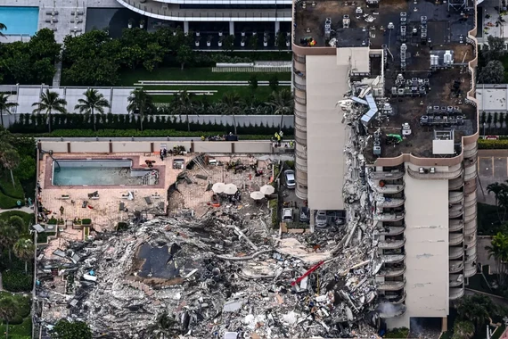 Ảnh chụp từ trên không của Tòa tháp Champlain bị sập một phần Nam, phía bắc Bãi biển Miami, cho thấy các nhân viên tìm kiếm và cứu hộ tại địa điểm. (@ Chandan Khanna / AFP qua Getty Images)