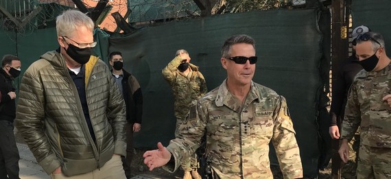Quyền Bộ trưởng Quốc phòng Chris Miller, bên trái, cùng với Tướng Austin Scott Miller, chỉ huy cuối cùng của lực lượng Hoa Kỳ ở Afghanistan. PATRICK TUCKER / DEFENSE ONE