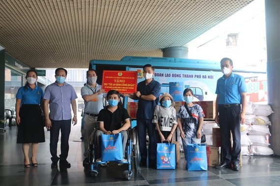 Hà Nội's Youth Union presents gifts for 150 labourers at Việt Nam Esoft Company which suffered serious impacts due to the COVID-19 pandemic. — VNA/VNS Photo Minh Nghĩa 