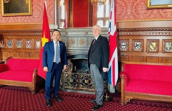 Speaker of the House of Commons of the UK Lindsay Hoyle (R) and Vietnamese Ambassador to the UK Nguyen Hoang Long (Photo: VNA)