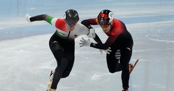 Shaolin Sandor Liu, trái, Hungary và Ren Ziwei của Trung Quốc, tranh giành để vượt qua vạch đích trong trận chung kết 1.000 mét nam trong cuộc thi trượt băng tốc độ đường ngắn tại Thế vận hội mùa đông 2022 hôm 7/2. (Natacha Pisarenko / AP)
