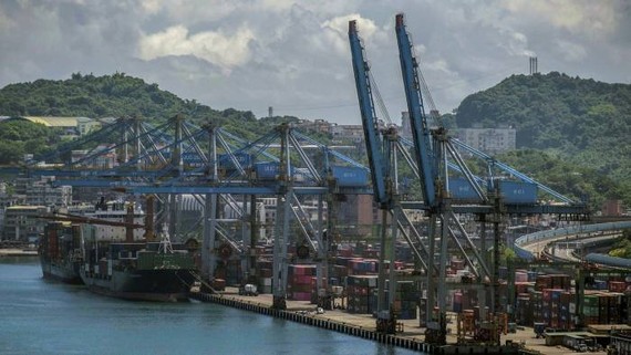 Các cuộc tập trận quân sự bắn đạn thật của Trung Quốc xung quanh Đài Loan trong tuần này đã bao gồm các vùng biển xung quanh cảng lớn thứ hai của hòn đảo phụ thuộc xuất khẩu ở Keelung. © Lam Yik Fei / Bloomberg