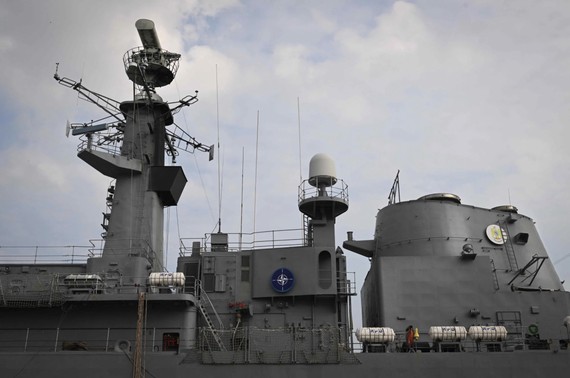 Logo Nato được nhìn thấy trên tàu khu trục nhỏ Regina Maria của Romania. Ảnh: AFP