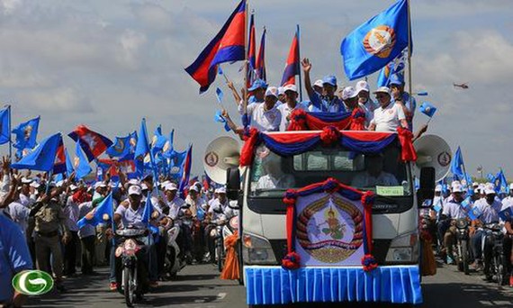 Ông Hun Sen (áo xanh) dẫn đầu đoàn vận động tranh cử. Ảnh: Khmer Times