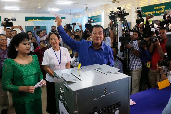 Thủ tướng Hun Sen đi bầu hội đồng phường, xã - Ảnh: Phnom Penh Post
