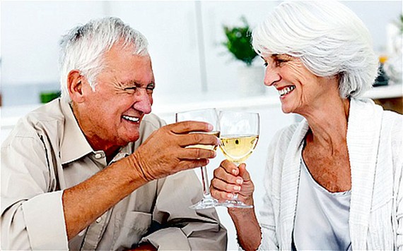 Nghiên cứu mới về bia, rượu vang  đối với người lớn tuổi