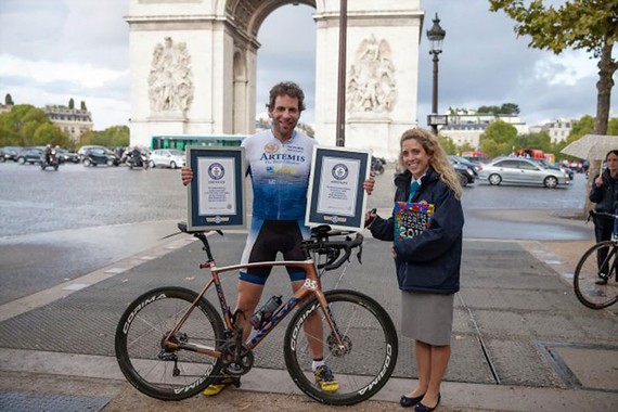 Kỷ lục mới đi xe đạp vòng quanh thế giới