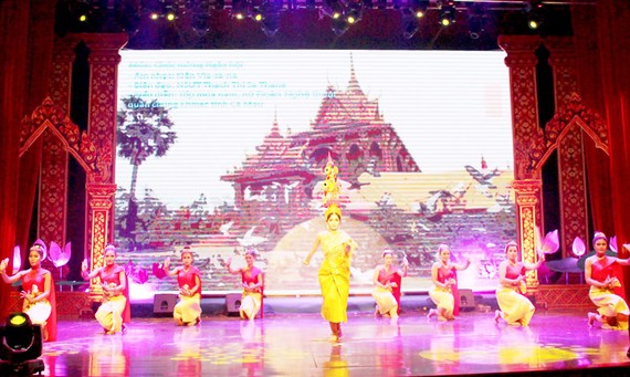 Biểu diễn nghệ thuật truyền thống của đồng bào Khmer Nam bộ tại ngày hội                                                                                         Ảnh: NGỌC CHÁNH