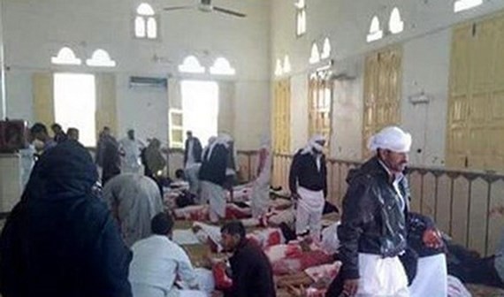 Thi thể các nạn nhân tại hiện trường vụ tấn công đền thờ Al Rawdah ngày 24-11. Ảnh: L'Espresso/TTXVN