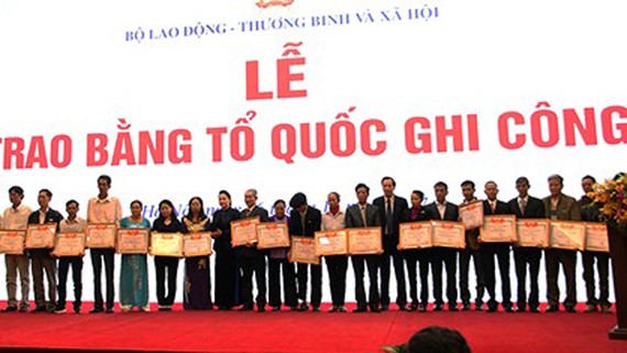 Chủ tịch Quốc hội Nguyễn Thị Kim Ngân trao bằng Tổ quốc ghi công cho thân nhân các liệt sĩ