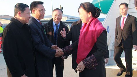  Đoàn đại biểu cấp cao Quốc hội nước ta do Chủ tịch Quốc hội Nguyễn Thị Kim Ngân dẫn đầu đã đến sân bay Genève Thụy Sỹ. Ảnh: VOV