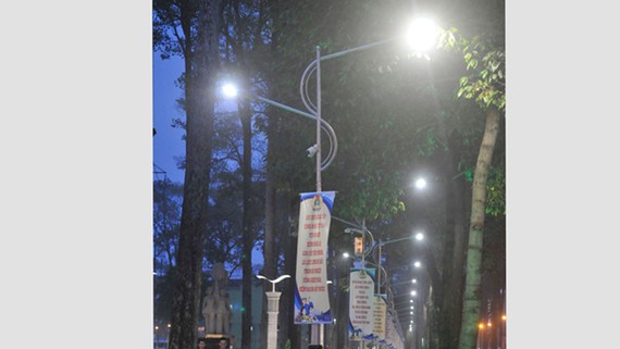 Sử dụng đèn LED để tiết kiệm điện               Ảnh: CAO THĂNG