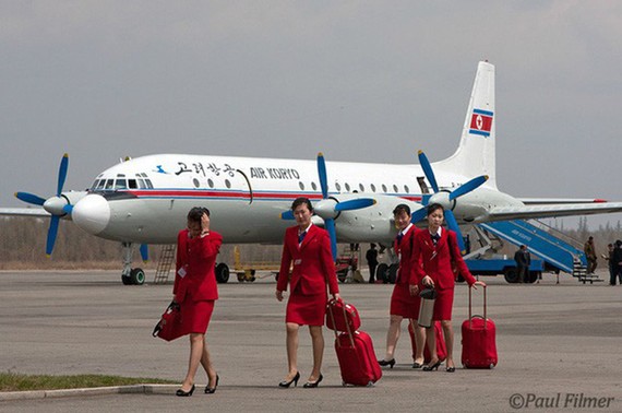  Các tiếp viên hàng không và máy bay của hãng Air Koryo Triều Tiên (Ảnh: Paul Filmer)
